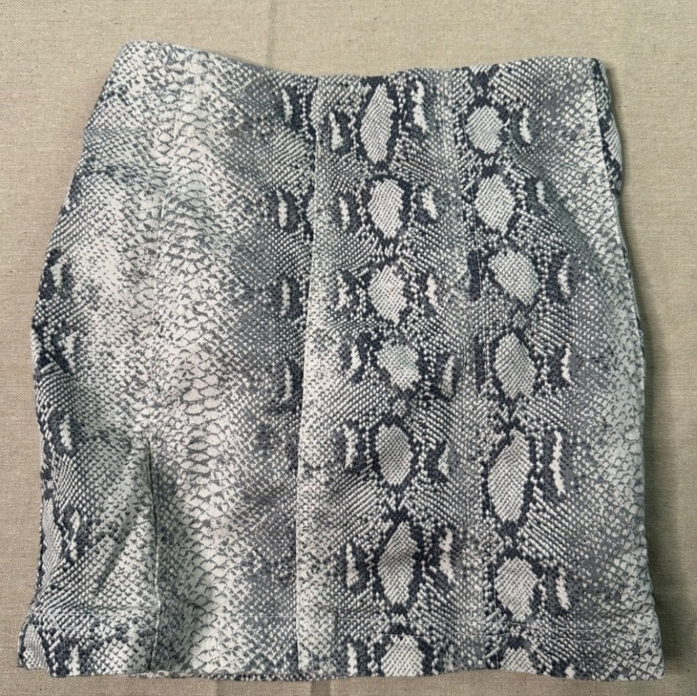 🟣FREE PEOPLE SNAKE SKIN SKIRT